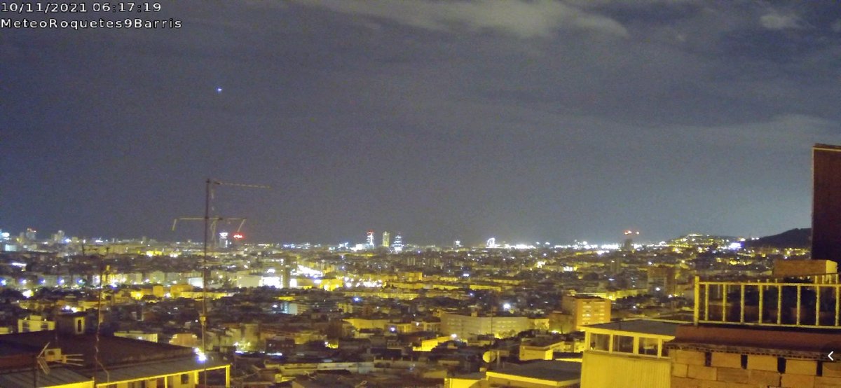 david9barris's tweet photo. Bon dia , agafeu paraigua i si no es resistent agafeu impermeable, ja que el vent anirà a mes i acompanyada de pluja sobretot a la tarda, compte amb cornises i amb el cotxe, ara 14,3°C però al migdia baixa temperatura. @btveltemps @angelsserra1 @GrupCMI @Monica021007 https://t.co/s2DmCYrT6E
