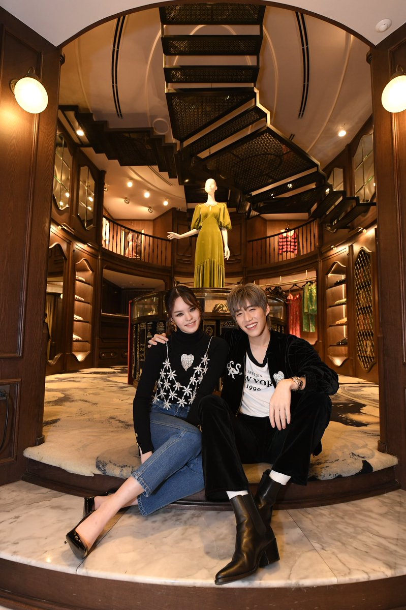 ต๊าชสุด! ‘แอลลี่ &amp; พีพี’ ในลุคสุดชิคจากคอลเล็กชั่น FW21 ‘Sretsis Heritage’ กับไอเท็มแฟชั่นแจ็กเก็ตและเดนิมที่ทั้งคู่ครีเอทตกแต่ง ท่ามกลางบรรยากาศแปลกใหม่ที่สเรทซิสเนรมิตรแฟล็คชิพสโตร์ จัดโชว์ผลงานเอกลักษณ์ในประวัติศาสตร์การออกแบบตลอด 19 ปีที่ผ่านมา💚

#SretsisFW21
#MintHype