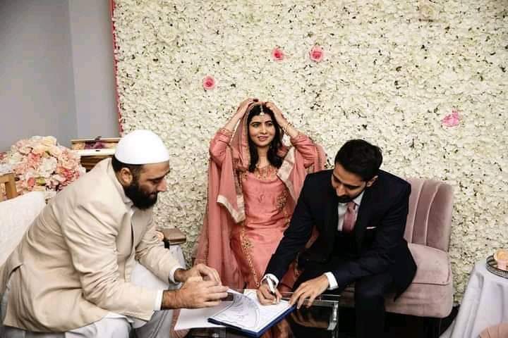 HurairaKtk's tweet photo. Malala had told that there is no need of #Nikah for getting marraige  it can be an agreement.
Ultimately Agreement happened.
Bashfull Girl of Pakistan.
We haven't any Proud on #Nobel #Prize winning.
@Malala 
@NobelPrize 
#PMCExposed https://t.co/JM3bHT7NZA