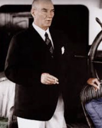 serminca's tweet photo. Yaktığın ışık hiç sönmeyecek 🖤#10kasım193oo #izindeyiz #MustafaKamalAtaturk #SaygıVeMinnetleAnıyoruz https://t.co/ZUSAji4PpP