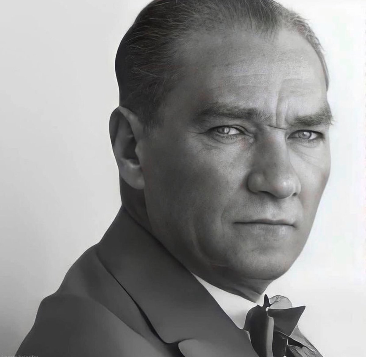 Farkında değil misiniz? Aslında yaşıyor! Hem de hiç bir insanın yaşamadığı kadar! Her birimizin içinde, özleminde, ilkelerinle, milyonlarca nefeste… Sayende güzel geleceğe umudumuz ve inancımız hiç bitmedi, bitmeyecek! Saygı ve özlemle. ♾ #10Kasim