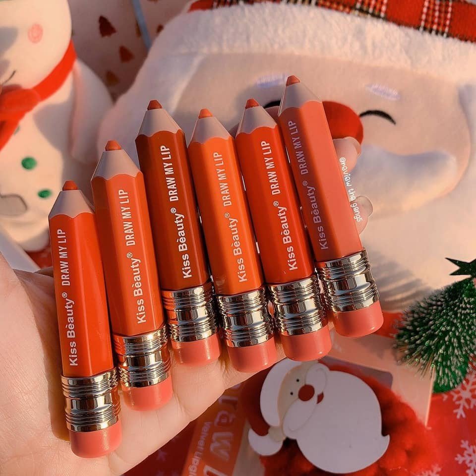 decemwishstore's tweet photo. Kiss beauty Draw My lip💝

 ลิปจุ่มดินสอ ✏️ แบรนด์แท้ จาก Kiss Beauty น่ารักมาก มาในแพคเกจดินสอ สีสวย เนื้อแมท ติดทน
1 กล่อง ได้ 6 แท่ง 6 สีสวย
ใครชอบโทนส้มๆ ตัองจัดสักกล่อง คุ้มมากๆ

✔️Price : 220 b.

#KissbeautyDrawMylip #lips #HowtoPerfect #พร้อมส่ง #KissBeauty #เครื่องสําอาง https://t.co/us6LgkMlQX