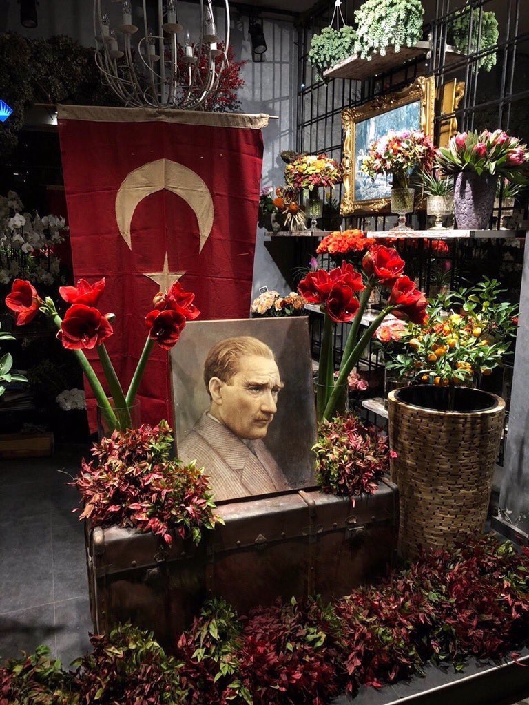 Herkes ölür, kimi toprağa kimi yüreğe gömülür.. 
Sevgi, saygı, özlem ve minnetle... #10Kasım