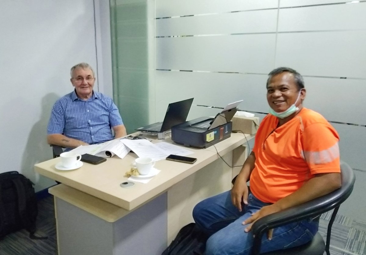 KPIUnion's tweet photo. Selasa 9/11/2021, Capt. Agus Brigianto, ex Nakhoda MV Voyager, mengunjungi kantor Kesatuan Pelaut Indonesia (KPI) setibanya di Jakarta, setelah ITF berhasil membantu pemulangannya bersama dengan 8 orang crew lainnya dari Guam.

#kpiunion #proudtobeseafarer #pelautmilenial https://t.co/o6hjykBint