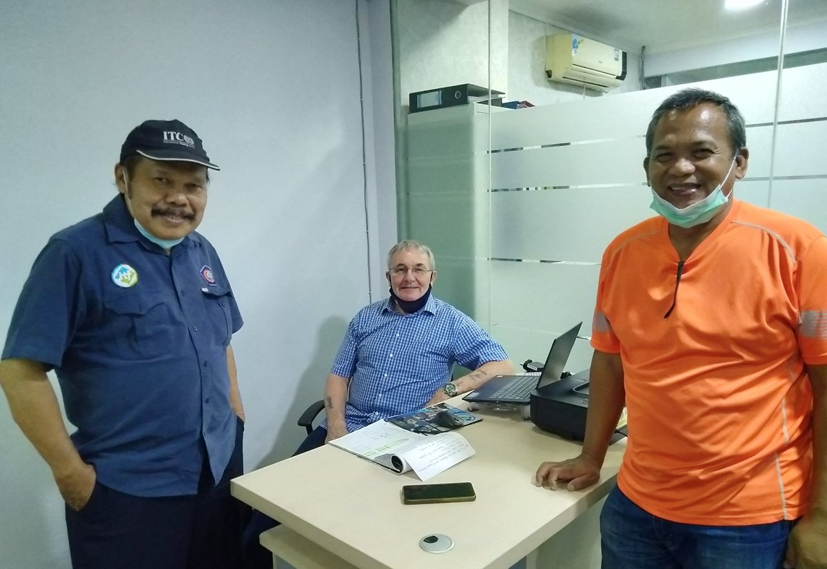 KPIUnion's tweet photo. Selasa 9/11/2021, Capt. Agus Brigianto, ex Nakhoda MV Voyager, mengunjungi kantor Kesatuan Pelaut Indonesia (KPI) setibanya di Jakarta, setelah ITF berhasil membantu pemulangannya bersama dengan 8 orang crew lainnya dari Guam.

#kpiunion #proudtobeseafarer #pelautmilenial https://t.co/o6hjykBint