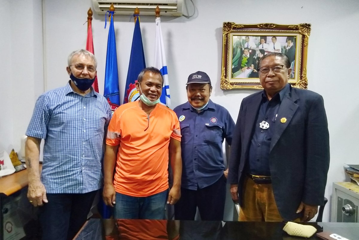 KPIUnion's tweet photo. Selasa 9/11/2021, Capt. Agus Brigianto, ex Nakhoda MV Voyager, mengunjungi kantor Kesatuan Pelaut Indonesia (KPI) setibanya di Jakarta, setelah ITF berhasil membantu pemulangannya bersama dengan 8 orang crew lainnya dari Guam.

#kpiunion #proudtobeseafarer #pelautmilenial https://t.co/o6hjykBint
