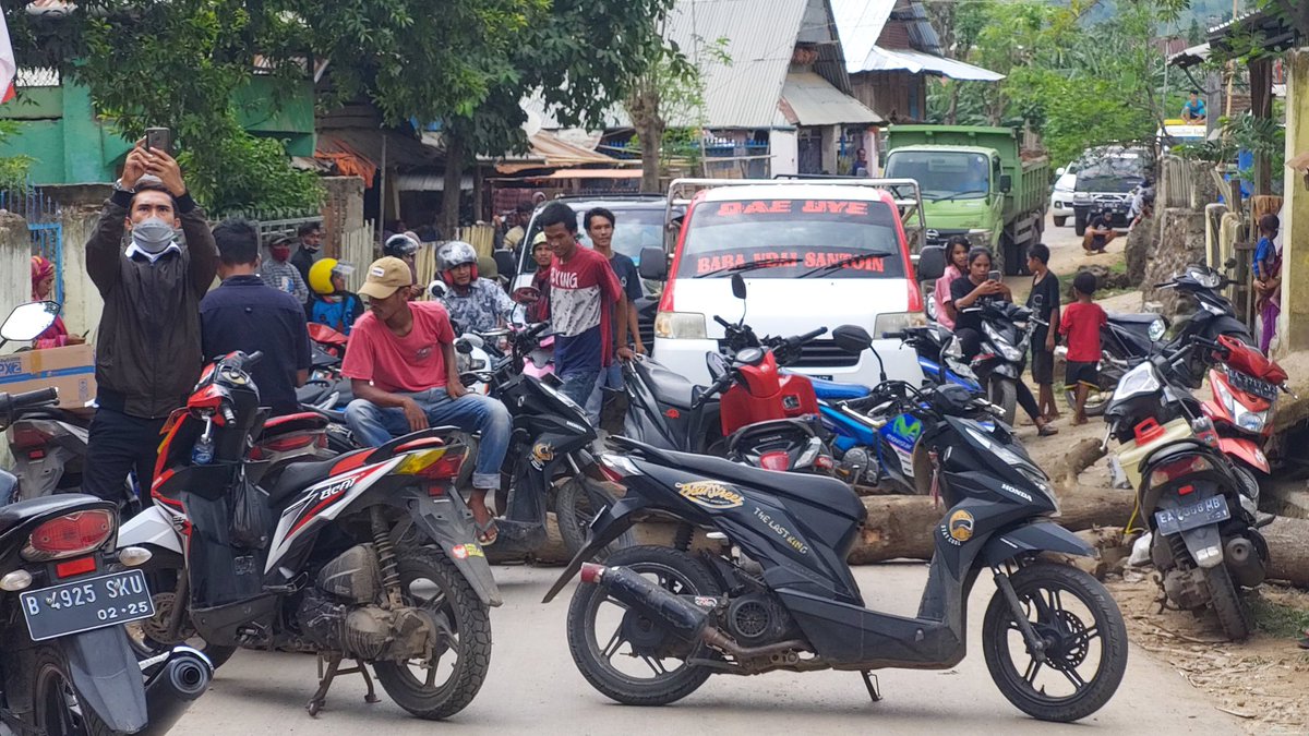 Hbin_AR's tweet photo. Inilah yang terjadi di bima di setiap ada aksi masyarakat, selalu pengguna jalqn yg di rugikan, @antvnews @ANTVOfficial_ https://t.co/HXM0HzPaQd
