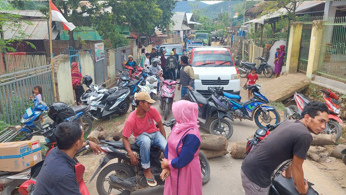 Hbin_AR's tweet photo. Inilah yang terjadi di bima di setiap ada aksi masyarakat, selalu pengguna jalqn yg di rugikan, @antvnews @ANTVOfficial_ https://t.co/HXM0HzPaQd