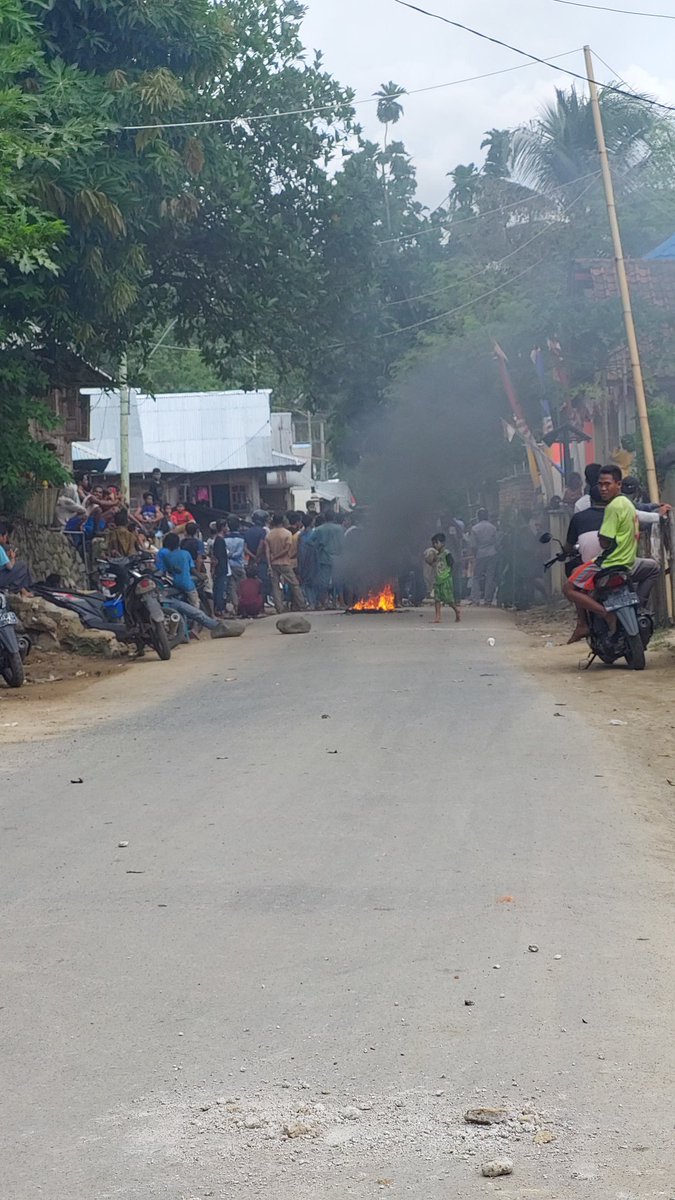 Hbin_AR's tweet photo. Inilah yang terjadi di bima di setiap ada aksi masyarakat, selalu pengguna jalqn yg di rugikan, @antvnews @ANTVOfficial_ https://t.co/HXM0HzPaQd