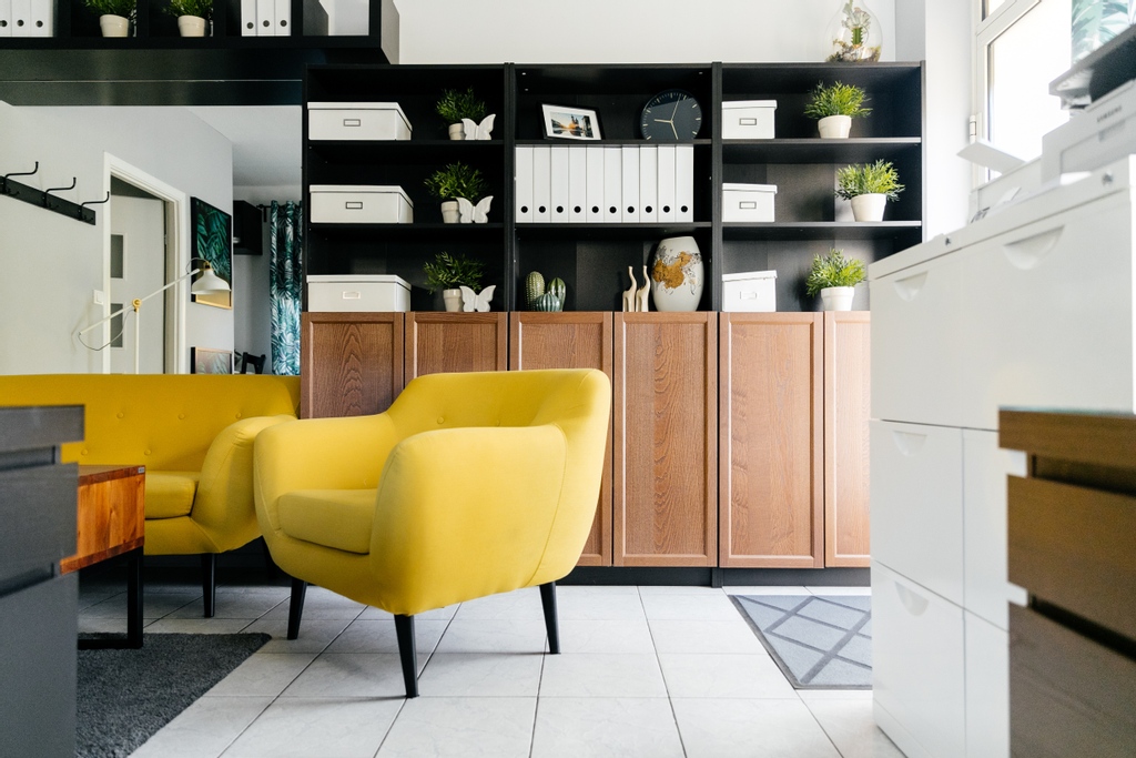 SuttonGroup's tweet photo. We love these pops of BRIGHT colours. 😍
Nothing brings a contemporary, modern home to life like some bold coloured pieces of furniture.
What are your thoughts on this style of interior design? Love it? 👍 or Leave it? 👎 #SuttonGroup #SuttonRealty #iAmASuttonAgent https://t.co/YJS5dqq2JM