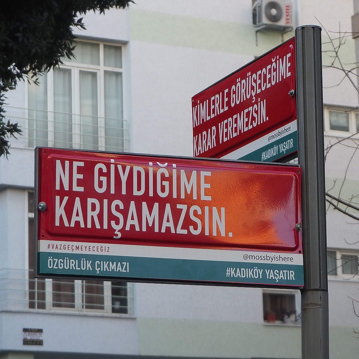kadikoybelediye's tweet photo. Ne giydiğime karışamazsın❗️

Kimlerle görüşeceğime karar veremezsin❗️

#KadıköyYaşatır https://t.co/Fm31OkmcJg