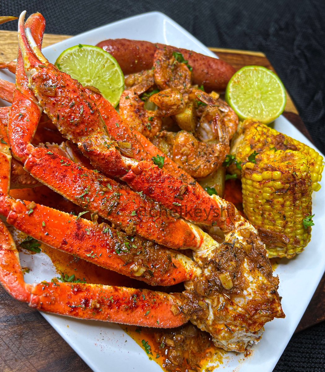 ChefKeysh's tweet image. The perfect snow crab platter🦀 #seafood #crab #cajun
