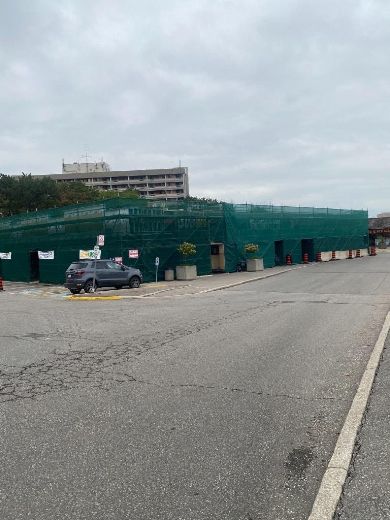 DonFryScaffold's tweet photo. Yup! We just installed scaffolding around the entire building 👀 Providing multiple working levels, pedestrian protection below and added debris mesh.
#AccessScaffold #safety #CoolThingsWeDo #dfs #Construction #DebrisMesh https://t.co/V38oRHzQrA