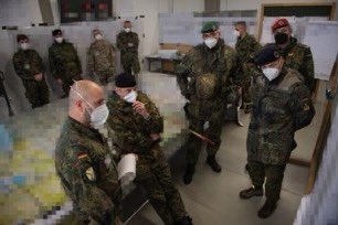 1GENLCorps's tweet photo. The Commander of the DEU Elements Multinational Corps/Basic Military Organisation, Lt. Gen. Stephan Thomas, visited #ALSW and the command posts of the training audiences. 1GNC showcased its capabilities as a professional training platform up to division level.
#WeAreNATO #ALSW21 https://t.co/UpNQrveGqy