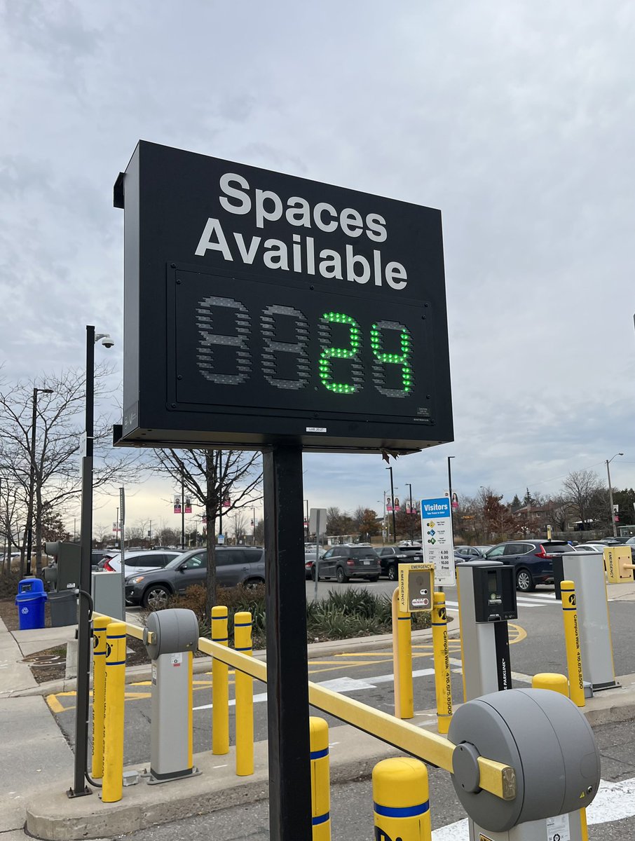 ElizabethWrner's tweet photo. Changes to parking regulations in Mississauga could make finding a spot to park your car a lot easier going forward. On Dec. 6, 2021 the city will hold a public meeting to discuss modernizing off-street parking. #HumberJSchool #JNAL5000 https://t.co/nd83NvUD6V