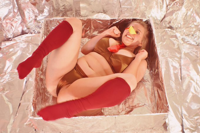 Thanksgiving is tomorrow so here&rsquo;s a throwback the most cursed photoshoot I&rsquo;ve ever made https://t.c