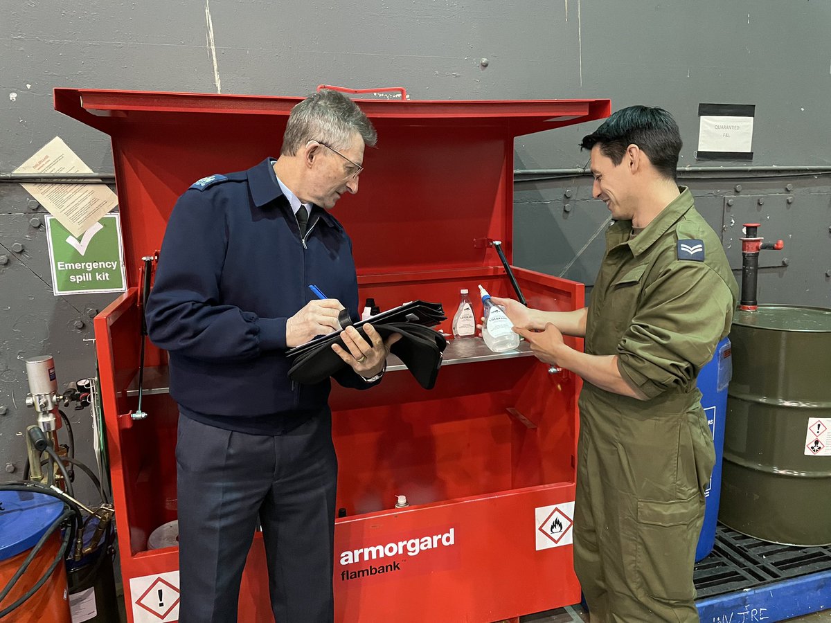 StnCdrHonington's tweet photo. Unsung heros of @RAFHonington - the Eng Sqn internal quality audit team today conducted their annual check of 1 Sqn RAF Regt #ArkishSurrish. Unglamorous but critical work to ensure safe and effective engineering, which guarantees the Sqn can work, train and operate safely! π https://t.co/I35oeLZP93