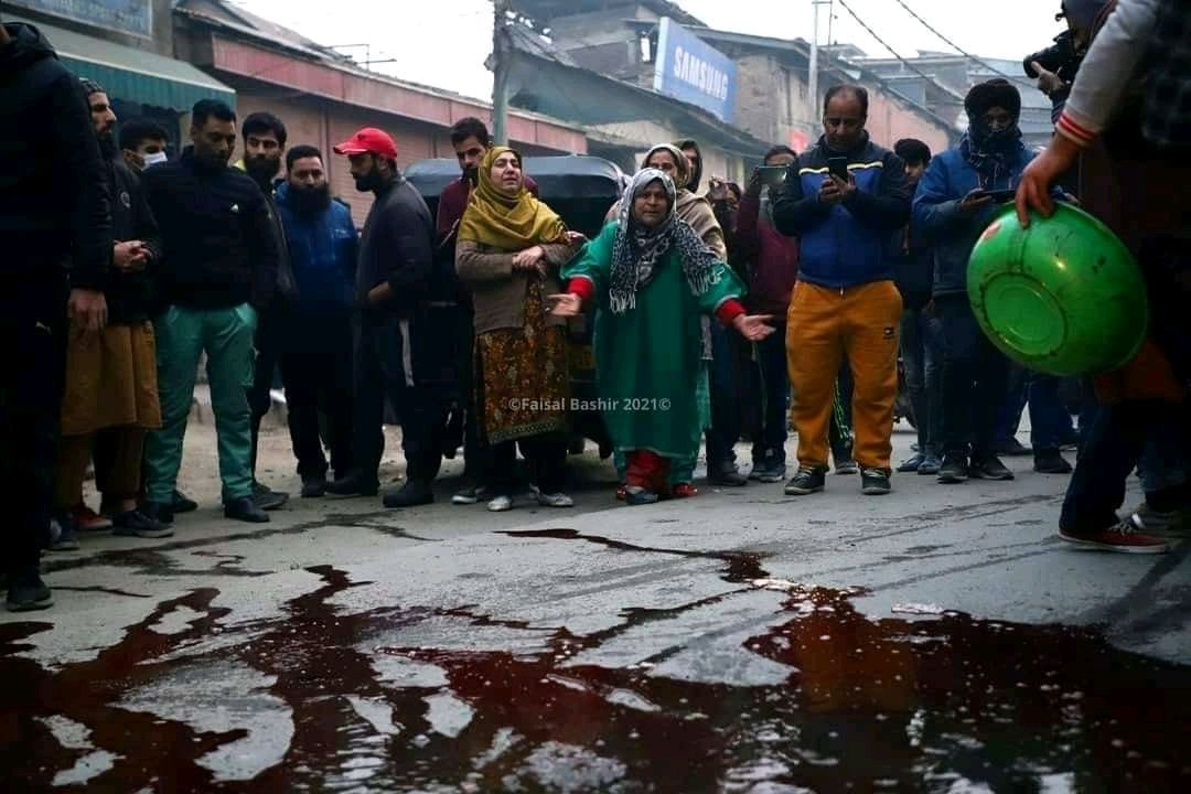 HerNameIs_Bea's tweet photo. 3 young men pulled out of a car and shot in the street. 

That's not an encounter. That's an extrajudicial killing. A Murder.

#WarCrimesInKashmir #Rambagh
#Kashmir #ENDTheOccupation 

Lens: Faisal Bashir https://t.co/Zh6Vij9lWS
