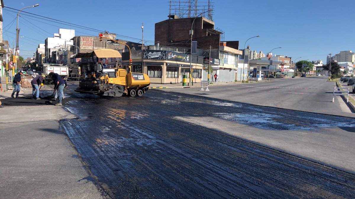 marianobowden's tweet photo. 🚧 PAVIMENTOS

Luego del fresado, retiro de material en mal estado, realizamos hoy la colocación de nuevo asfalto en
📍12 de Octubre y Av. de los Trabajadores 
📍Av. Altair

Al mismo tiempo, avanza la pavimentación de
📍B. Lynch, barrio Juramento
✔️donde ya completamos 11 cuadras https://t.co/fILk9C3uk3