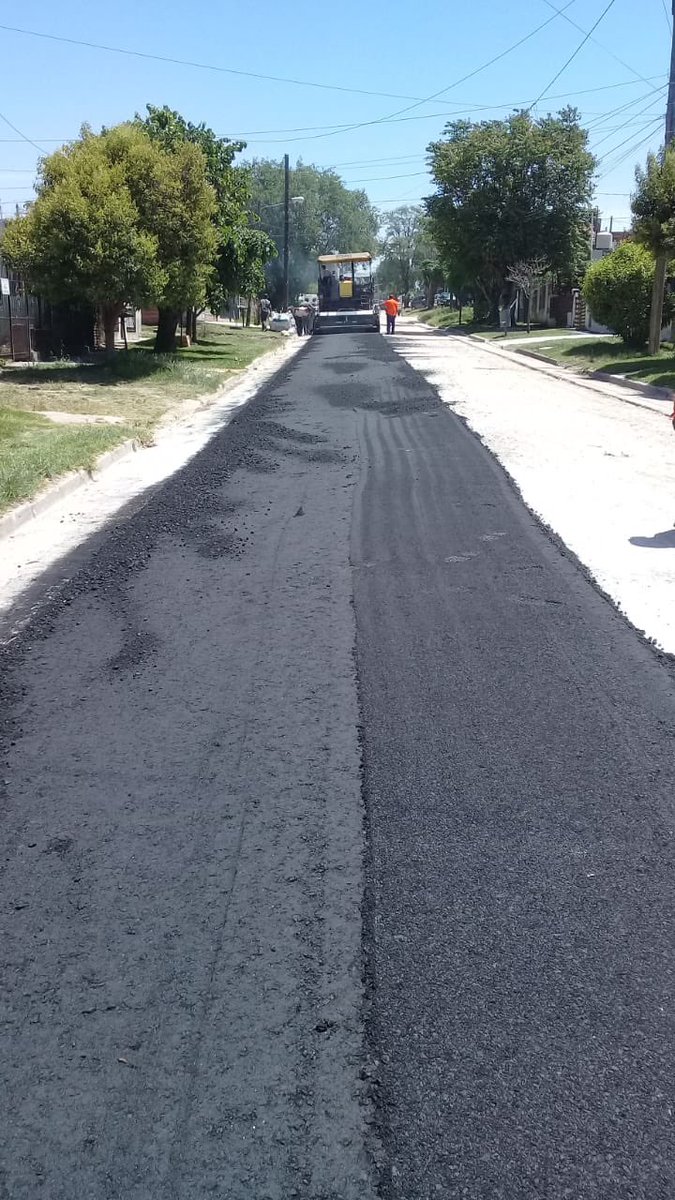 marianobowden's tweet photo. 🚧 PAVIMENTOS

Luego del fresado, retiro de material en mal estado, realizamos hoy la colocación de nuevo asfalto en
📍12 de Octubre y Av. de los Trabajadores 
📍Av. Altair

Al mismo tiempo, avanza la pavimentación de
📍B. Lynch, barrio Juramento
✔️donde ya completamos 11 cuadras https://t.co/fILk9C3uk3