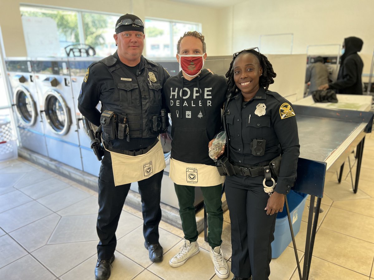 StPetePD's tweet photo. Today #stpetepd officers helped deal soap & hope to people at the A&W Coin Laundry.
@engagecurrent #TheLaundryProject provided detergent & coins for more than 200 loads!
#HappyThanksgivingEve https://t.co/t97X1WWBgU
