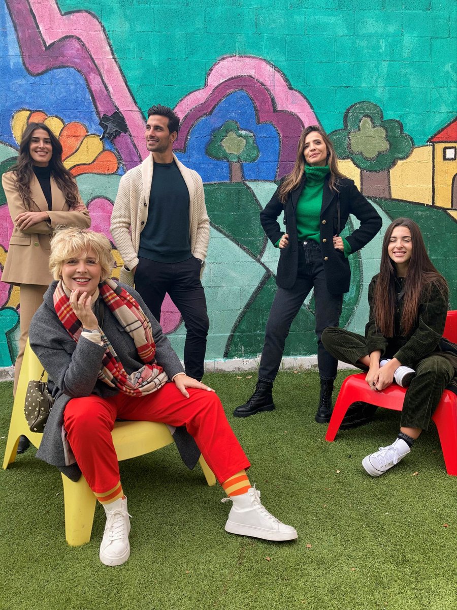 CasaRonaldEsp's tweet photo. Un placer recibiros hoy en @CasaRonaldMAD y compartir con vosotros nuestra labor😍 Gracias @taniallasera #RaquelReitx #LidiaTorrent @ladyaddict y @JaimeAstrain Ya sabéis que este viernes 26 es el #McHappyDay y tu Big Mac de siempre nos hace estar + juntos q nunca ❤️🍔 https://t.co/ALqrXgIvfJ