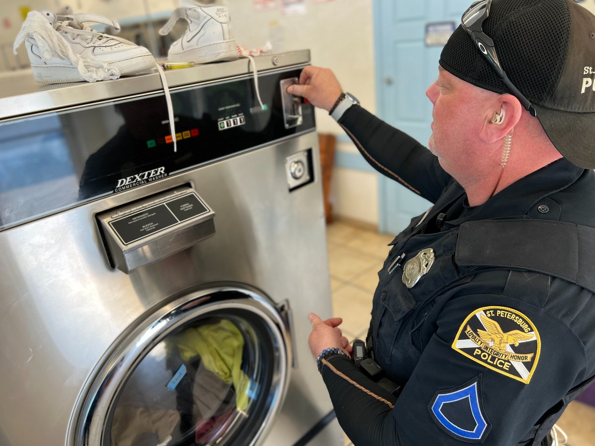 StPetePD's tweet photo. Today #stpetepd officers helped deal soap & hope to people at the A&W Coin Laundry.
@engagecurrent #TheLaundryProject provided detergent & coins for more than 200 loads!
#HappyThanksgivingEve https://t.co/t97X1WWBgU