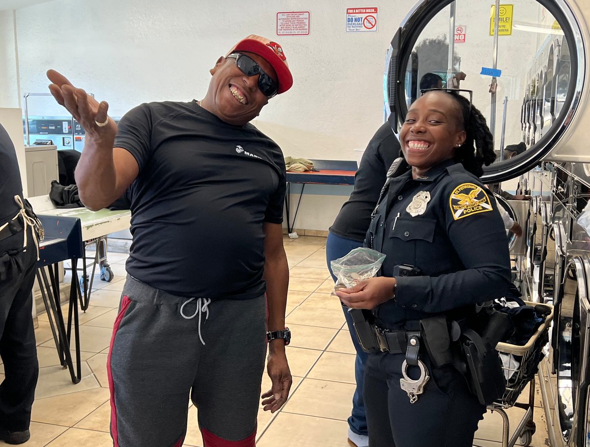 StPetePD's tweet photo. Today #stpetepd officers helped deal soap & hope to people at the A&W Coin Laundry.
@engagecurrent #TheLaundryProject provided detergent & coins for more than 200 loads!
#HappyThanksgivingEve https://t.co/t97X1WWBgU