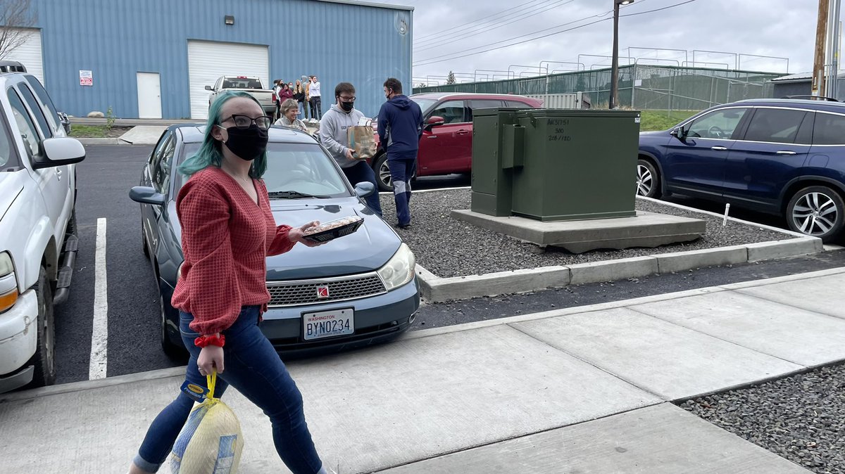 Elenee Dao (@elenee_dao) on Twitter photo Students are now delivering boxes of food to families!
Im told the donated food could last families about a month. <a href="/kxly4news/">4 News Now</a> Students are now delivering boxes of food to families!
Im told the donated food could last families about a month. <a href="/kxly4news/">4 News Now</a>