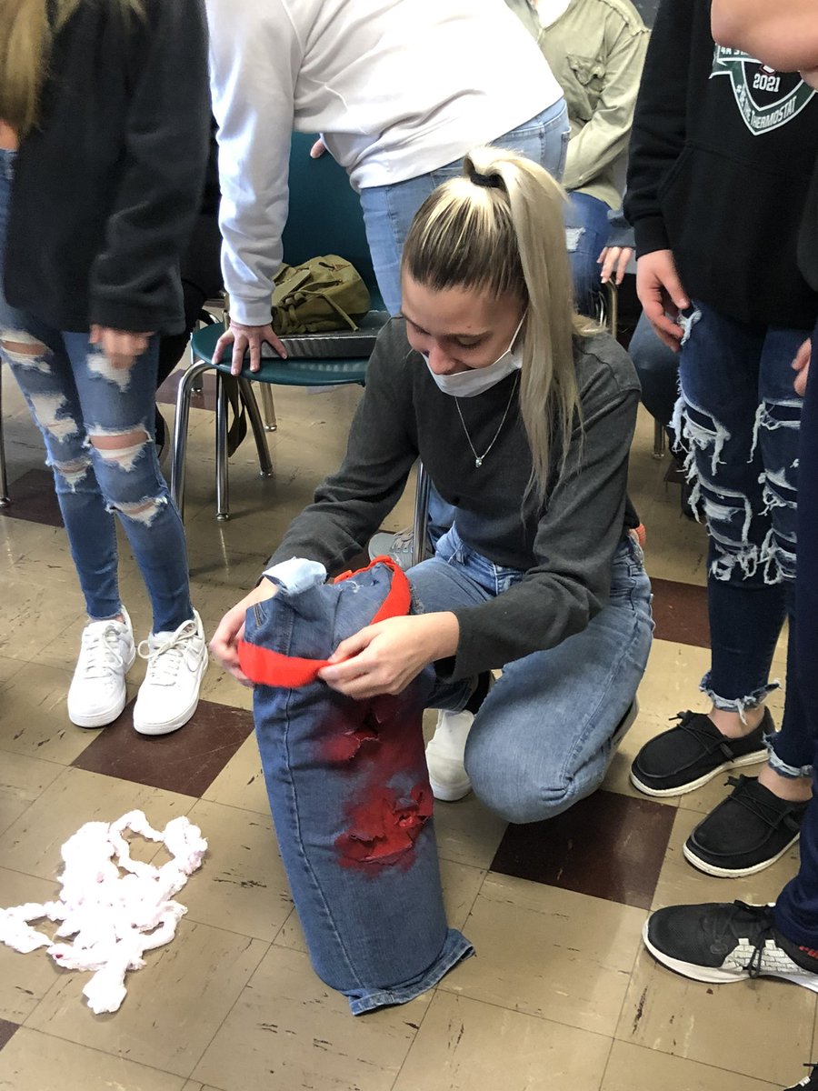 OfficervSro's tweet photo. Thank you @mchelleblomberg and @LuxLuxs for allowing me to help with Stop the Bleed training today! https://t.co/FJRI94L1ro