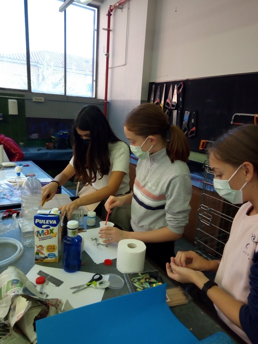 SalesiansSbd's tweet photo. A #1ESO ja estan ultimant els detalls per presentar les seves maquetes dels satèl·lits. Aviat podrem presentar-vos-els!
#ExploradorsEspai
#STEM
#TreballxProjectes 
#àmbits https://t.co/fjfzUpC0n8