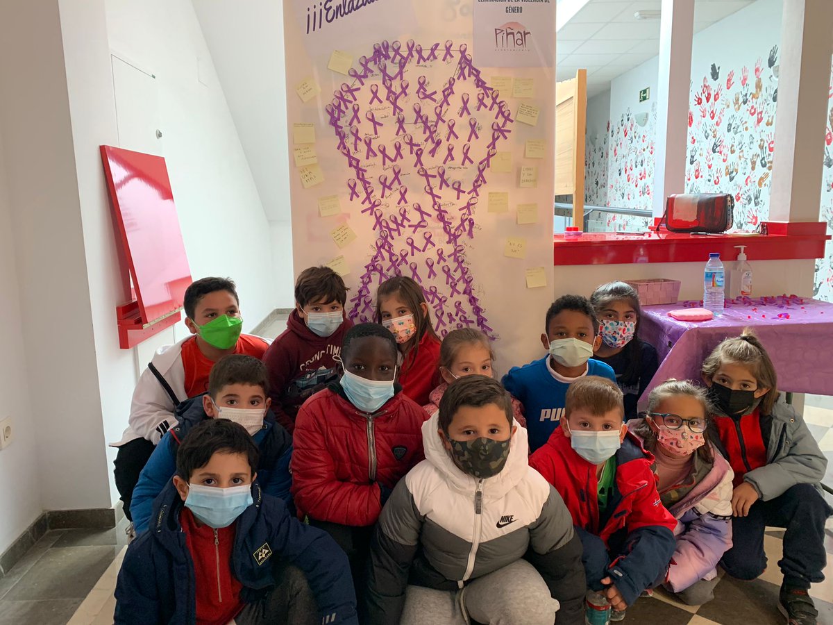 Los niños del colegio de #Píñar se suman a las actividades con motivo del 25N Día Internacional de la Eliminación de la Violencia contra las Mujeres. #NiUnaMenos 🟣