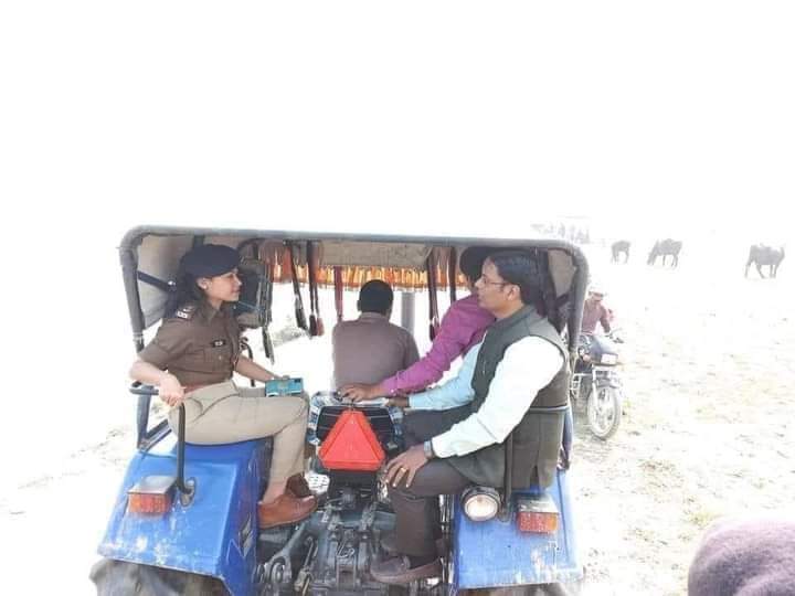 railmadhepura's tweet photo. उधर नीतीश जी पटना में #15साल बेमिसाल का बोर्ड लगा रहे हैं,इधर👉#सहरसा में चुनाव का जायजा लेने के लिए अच्छे रोड के अभाव में सहरसा #DM_SP को ट्रैक्टर से जाना पर रहा है। @NitishKumar
@NitinNabin #विकास_का_दम_निकल_गया। https://t.co/BLXI4vd0zg