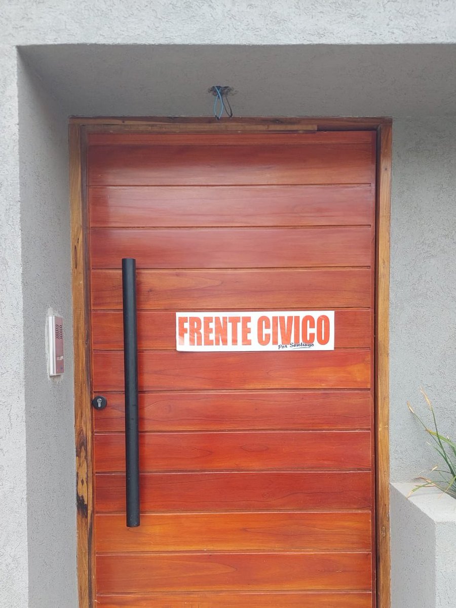 LucianaRached's tweet photo. Gobernador Zamora: NO TENEMOS MIEDO, NO NOS VAN A CALLAR

Hoy al salir de mi casa, en un barrio de la ciudad de Santiago del Estero, me encontré con este cartel pegado en mi puerta

El Frente Cívico es el partido de Gerardo Zamora, recientemente electo gobernador por cuarta vez https://t.co/PTH0ygiNmL
