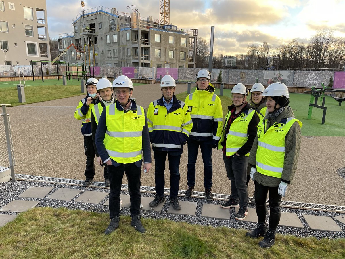 sannitellu's tweet photo. @NCCyhtiot Hankekehitysporukka kävi ihastelemassa #Turku un rakentuvaa yhteisöllistä #Harppuunakortteli a. Upeat maisemat! https://t.co/jssW7TK7pi