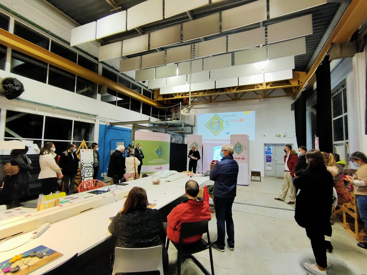 AlexMidolm's tweet photo. À l'inauguration ce soir au #Proto204 de l'@UnivParisSaclay du nouveau projet "S-Lab" de vulgarisation scientifique de l'asso @Scube_CST tourné sur l'alimentation durable. 🌽
Une porte d'entrée ludique pour comprendre à tous les âges l'urgence de la bifurcation écologique. 🟢 https://t.co/FvGLZgs5pa