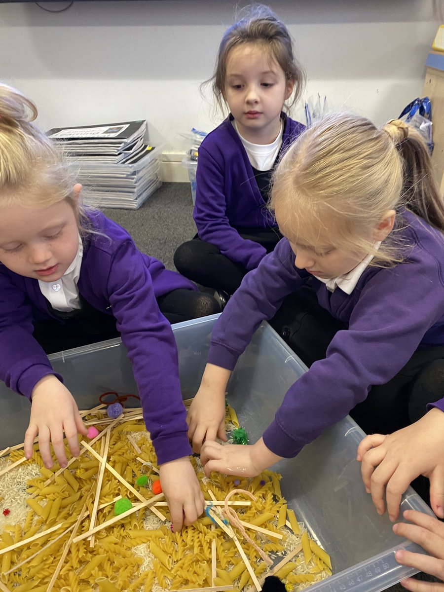 MrsMLMaybank's tweet photo. My senses- Touch/feel
Today we got to explore the sensory box to explore different textures. The children used wonderful descriptive words and put this in to their writing.
Da iawn ππ» #senses #feelybox @EFLC_Primary https://t.co/nEpx0FcOb9