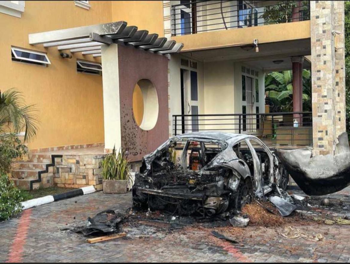 harlan_himself's tweet photo. Guys.... let's all be guided, the gender teyagala kumanya. She burnt it after she was scorned.
Kirya #Cheaters #sidechics #najjera https://t.co/KjEmsWCY0j