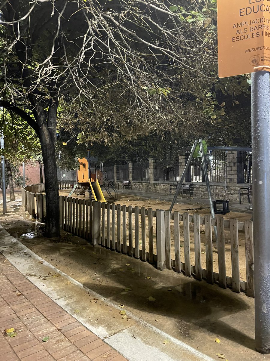 albaa_segura's tweet photo. La ciutat de Barcelona ha de ser inclusiva, per a tothom, adults, joves i infants. Actualment hi ha pocs parcs inclusius, aquest n’és un exemple. Seguim lluitant per una ciutat per a tothom #sharediversitat #diversitatuoc1 https://t.co/XnOrPVCJ9s