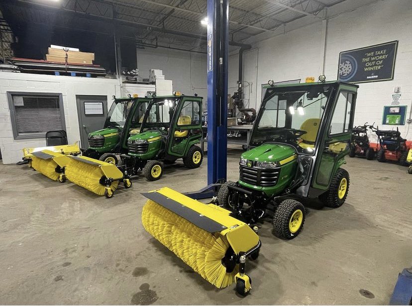 SauersSnowIce's tweet photo. Getting the right tools for the job. These John Deere sidewalk machines are going to give our clients the best service that we can provide. #snow #snowremoval #snowcontractor #propertymanager #propertymaintenance #facilitymgmt #faciltymanager #winterweather  #distributioncenter https://t.co/w5SWKLsGru