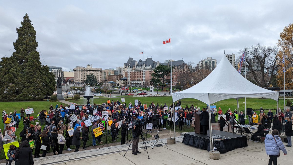 AndrewJReeve's tweet photo. Interim @BCLiberalCaucus Leader @shirleybond speaks to the large crowd of concerned parents and advocates gathered at the @BCLegislature demanding a stop to NDP plans to clawback individualized #autism funding.

Minister @MitziDeanBC will you hit the pause button now? #BCpoli https://t.co/DvN4AgGzHZ