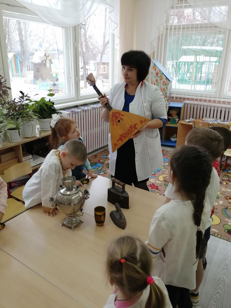 7FE5d8uMk2OAjdP's tweet photo. Как здорово...как интересно...окунуться в жизнь и быт русского народа! Ребята из группы 3 "Ромашки" увидели и познакомились с удивительным миром и историей Руси! https://t.co/mSorSTWafm