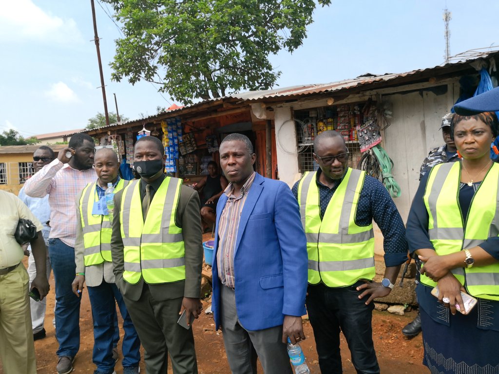 unis4unis's tweet photo. Human-induced disasters are escalating, compounding the perennial effects of #climatechange. A visit with @ndmasierraleone, #SLRSA, #PPRC &amp; the Ministry of Internal Affairs to high-risk areas in the Freetown borough. @UNEP @ClimateTracking @UNSierraLeone https://t.co/H21ZWueAH1