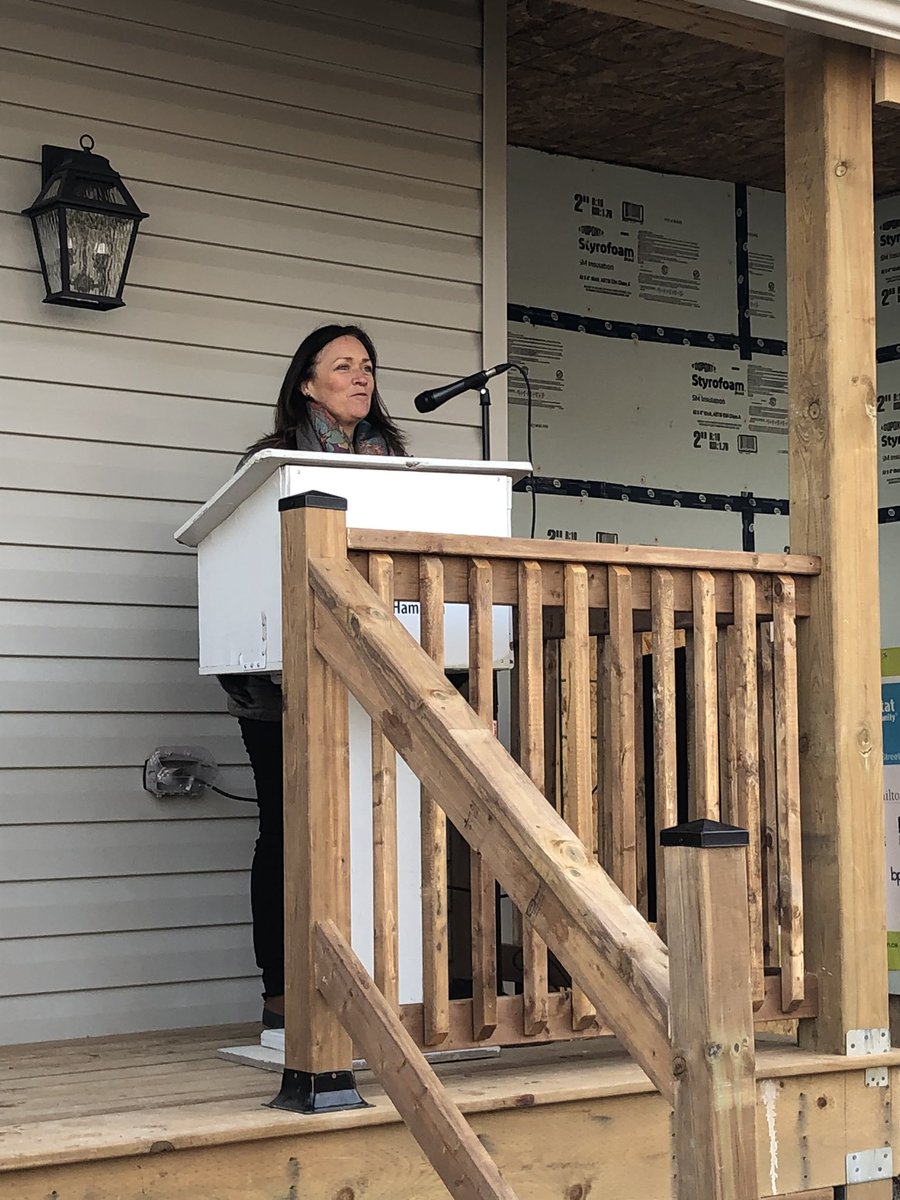HabitatHamilton's tweet photo. Cherie Somerville, @HabitatHamilton's Board Chair, welcomes both new Habitat families home--sending along warm wishes of encouragement.
#Hamont #habitatforhumanity #affordablehousing #legacybuild #buildthechange #hamont #hamonthousing https://t.co/adG9yqrIOE
