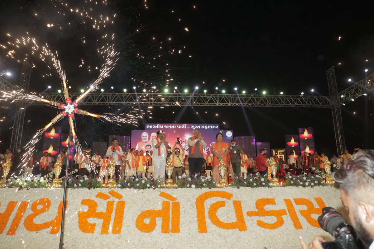 sanghaviharsh's tweet photo. માન. કેન્દ્રીય ગૃહ અને સહકાર મંત્રી શ્રી @AmitShah જીની વર્ચ્યુઅલ ઉપસ્થિતિ તથા માન. પ્રદેશ અધ્યક્ષ શ્રી @CRPaatil જી તેમજ માન. મુખ્યમંત્રી શ્રી @Bhupendrapbjp જીની વિશેષ ઉપસ્થિતિમાં ભાજપા સુરત મહાનગર દ્વારા આયોજિત નૂતનવર્ષ સ્નેહમિલન સમારોહમાં અન્ય વરિષ્ઠ આગેવાનો સાથે હાજરી આપી. https://t.co/XMPWguGLoL