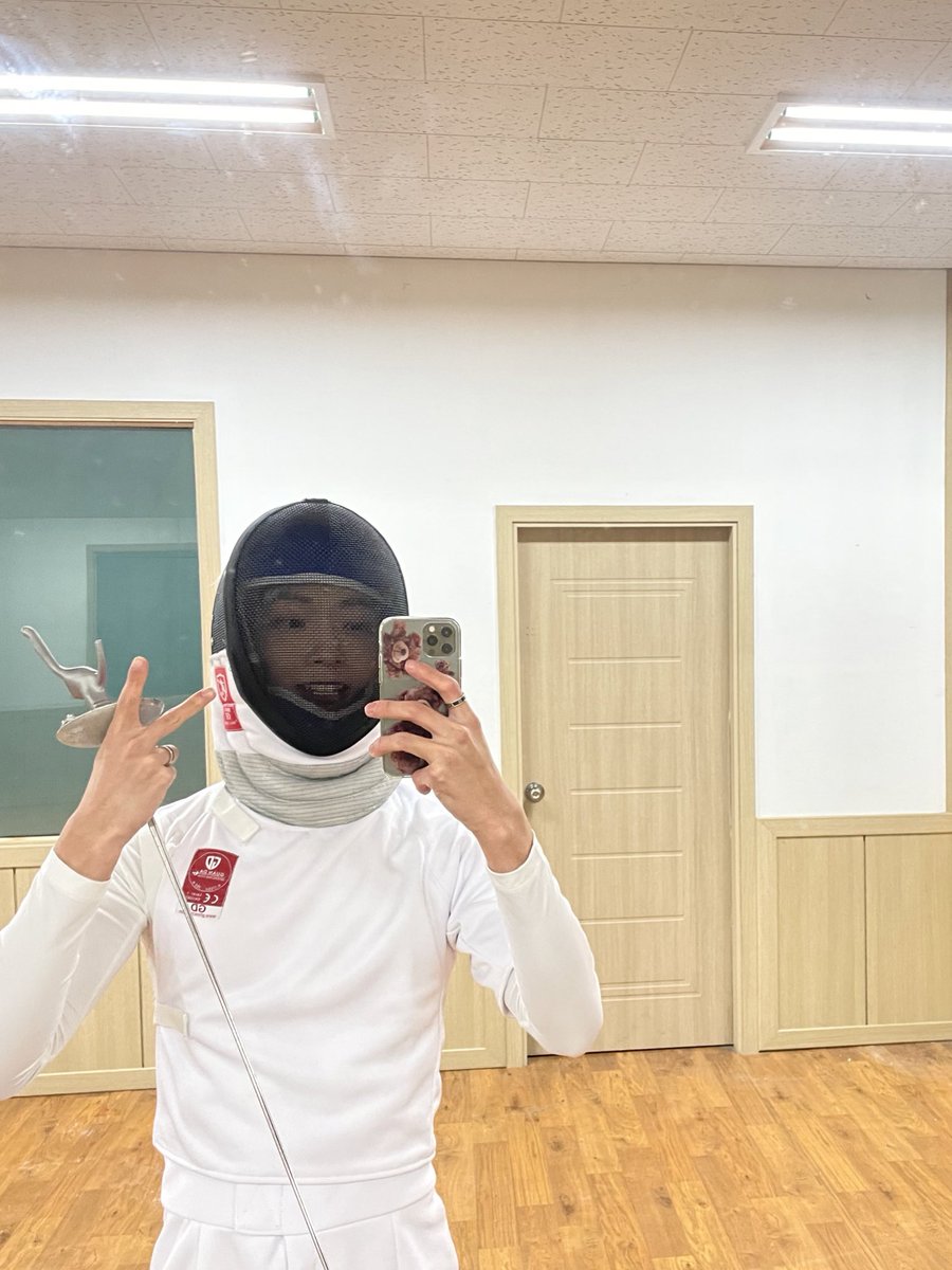 WE_THE_BOYZ's tweet image. [켑] what if they made a reverse squid game with guards in white and everyone just made crafts together 오징어게임 화이트 버전으로 해서 다 같이 뭐 공예 같은거 평화롭게 만들면 어떨까