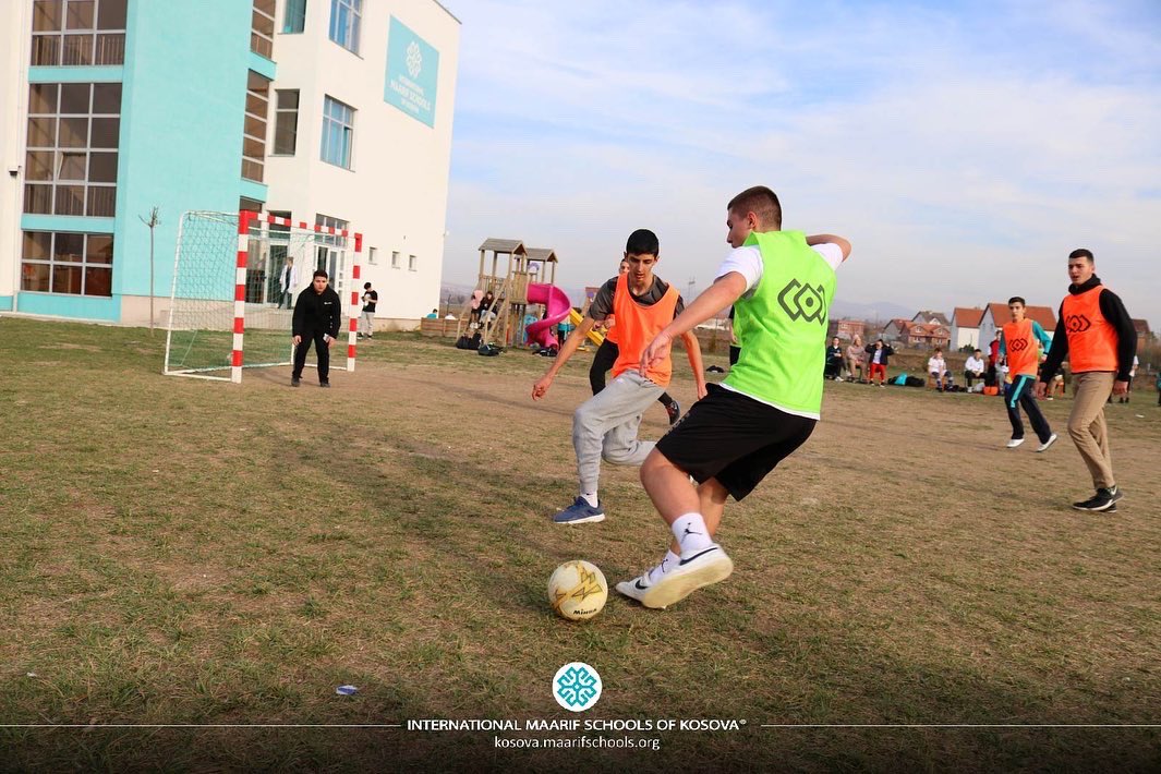 tmaarifKOSOVA's tweet photo. Priştine okulumuzda beden eğitimi öğretmeni Ard Kryeziu'nun direktörlüğünde çekişmeli geçen futbol turnuvasının şampiyonları belli oldu. Öğrencilerimizi tebrik ederiz.

#MaarifSchools #BestSchool #BestEducation #IMSK #MaarifVakfı #Maarif #MaarifInternational  #MaarifKosova https://t.co/RgGWO2mORD
