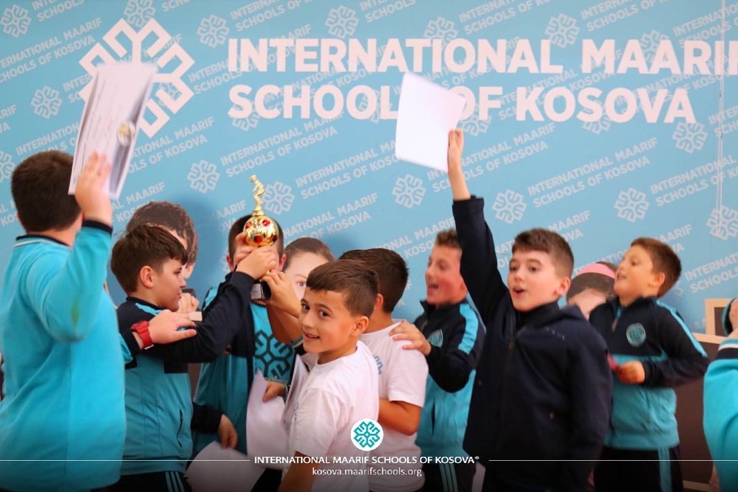tmaarifKOSOVA's tweet photo. Priştine okulumuzda beden eğitimi öğretmeni Ard Kryeziu'nun direktörlüğünde çekişmeli geçen futbol turnuvasının şampiyonları belli oldu. Öğrencilerimizi tebrik ederiz.

#MaarifSchools #BestSchool #BestEducation #IMSK #MaarifVakfı #Maarif #MaarifInternational  #MaarifKosova https://t.co/RgGWO2mORD