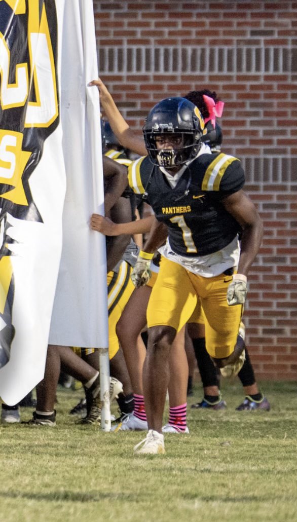 🚨Artellious Edmond🚨
College coaches this kid is play maker on defensive/special teams. He can do it all‼️
Twitter: <a href="/ArtelliousE/">ArtelliousEdmond</a> 
Height:6’1
Weight:180
Class:22’
GPA:3.1
4 interceptions 
13 Tackles for loss
4 Defensive Touchdowns
1 Sack 
2 FFs 
🎥 hudl.com/v/2GQ2X6
