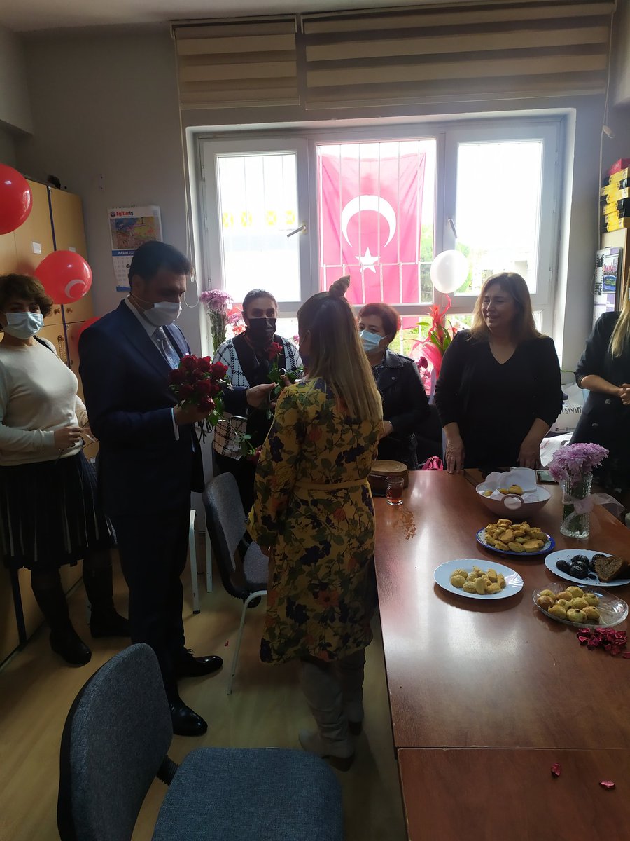 24 Kasım Öğretmenler Günü dolayısıyla Buca Meşkure Şamlı Ortaokulu İl Milli Eğitim Müdürümüz Dr.Murat Mücahit Yentür tarafından ziyaret edilerek  öğretmenlerimizin Öğretmenler Günü Kutlandı.
#24KasımÖğretmenlerGünü 
<a href="/tcmeb/">Millî Eğitim Bakanlığı</a>
<a href="/MucahitYentur/">Murat Mücahit Yentür</a>